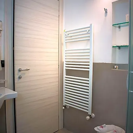 Uno Hotel 3*